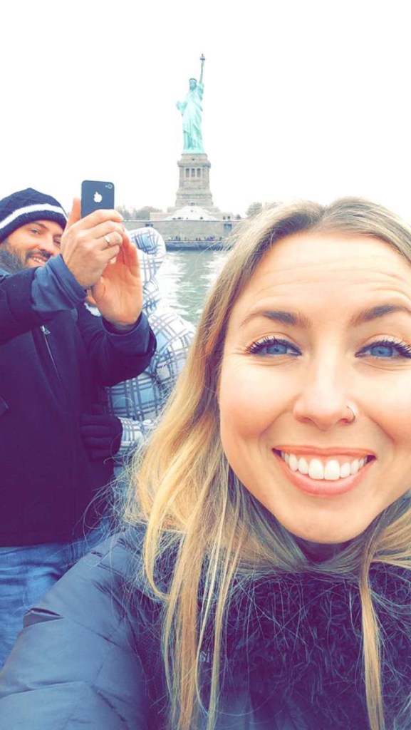 nyc statue selfie